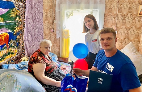 Молодогвардейцы поздравили старейшего члена партии «Единая Россия»