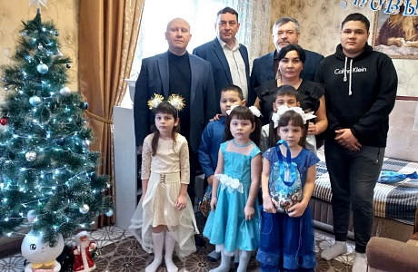 Заместитель Председателя Правительства и глава администрации Колышлейского района приняли участие во всероссийской акции «Ёлка желаний» Заместитель Председателя Правительства и глава администрации Колышлейского района приняли участие во всероссийской акции «Ёлка желаний»