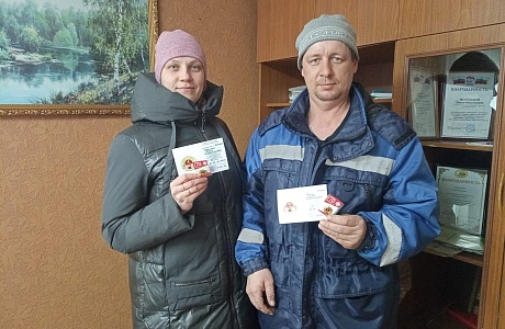В с.Берёзовка Колышлейского района жителям вручаются знаки отличия ВФСК ГТО и удостоверения к ним