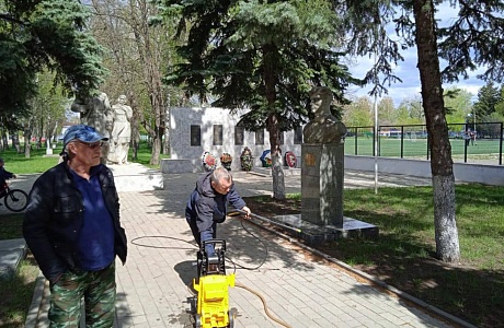 В преддверии праздника Дня Победы 29 апреля 2022 года работниками администрации района и администрации поселка были проведены благоустроительные работы мемориальных сооружений В преддверии праздника Дня Победы 29 апреля 2022 года работниками администрации района и администрации поселка были проведены благоустроительные работы мемориальных сооружений