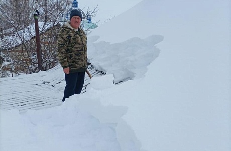 В рамках акции «Рука помощи», которая проходит на территории Колышлейского района, 21 февраля 2022 года Член партии Единая Россия Карпухин А.В. очистил крышу от снега одиноко проживающей пенсионерке В рамках акции «Рука помощи», которая проходит на территории Колышлейского района, 21 февраля 2022 года Член партии Единая Россия Карпухин А.В. очистил крышу от снега одиноко проживающей пенсионерке