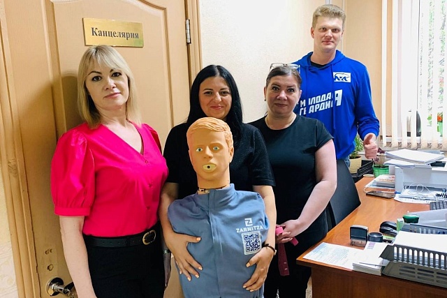 Молодогвардейцы продолжают обучение населения навыкам оказания первой помощи