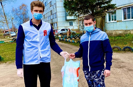 Активисты Молодой Гвардии Колышлейского района 27 апреля 2020 года совместно с руководителем районного штаба волонтеров Юлией Нестеровой оказали помощь многодетной семье из п.Родниковский Колышлейского района