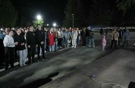 Завершился 9 мая  праздничный День Победы на центральной площади посёлка поистине трогательным моментом – площадкой "Караоке Победы"