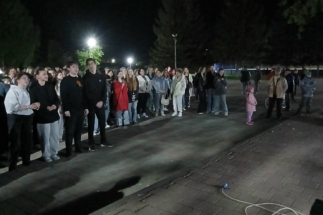 Завершился 9 мая  праздничный День Победы на центральной площади посёлка поистине трогательным моментом – площадкой "Караоке Победы"