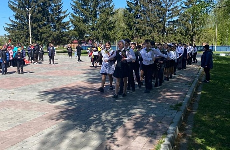 Общешкольный митинг - смотр строевой подготовки состоялся 6 мая 2022 года на центральной площади нашего посёлка.