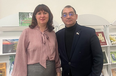 Региональный  куратор партийного проекта «Культура малой родины» Сергей Казаков  посетил нашу модельную библиотеку
