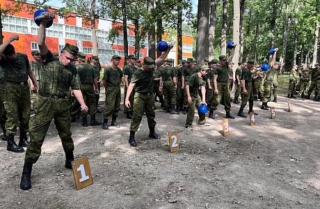 Гвардейцы попробовали свои силы в соревнованиях по гиревому спорту