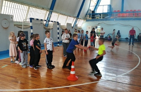 В ФОКе «Олимп» п.Колышлей 4 июля 2025 года прошло спортивное мероприятие «Весёлые старты», посвящённое Дню семьи, любви и верности