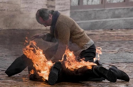 Что делать если горит человек (вспыхнула одежда и т. п.)