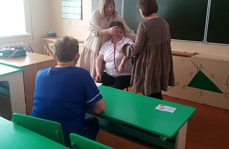 Обучение первой помощи в рамках проекта «Готов к санитарной обороне» продолжается в Колышлейском районе. Работники МОУ ООШ с.Хопёр