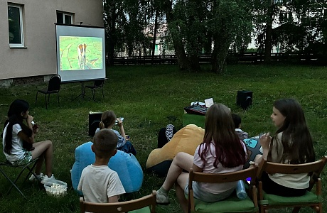 8 июля, в День семьи, любви и верности, продолжил свою работу библиотечный кинозал под открытым небом 