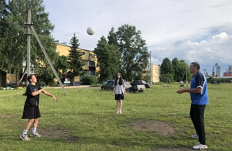 На ул.Строителей р.п.Колышлей 17 июня 2026 года тренер-преподаватель спортивной школы Михаил Спирягин провёл мастер-класс по волейболу 