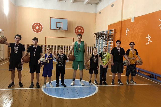 В спортивном зале МОУ СОШ села Берёзовка проведён Новогодний турнир по баскетболу среди юношей