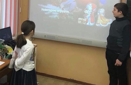 1 января в МОУ СОШ п. Родниковский прошло праздничное мероприятие – Конкурс песен- караоке «Новогодний хит».  