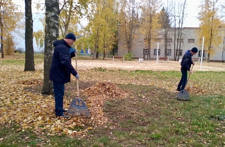 В минувшую субботу, 11 октября, сотрудники районного Дома культуры присоединились к общему делу по наведению порядка и чистоты в нашем населенном пункте