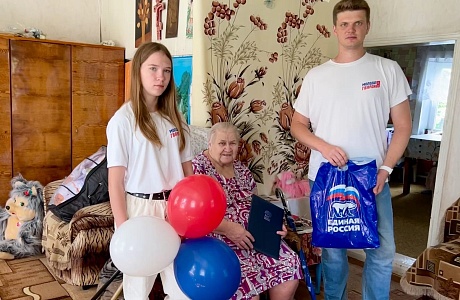 Молодогвардейцы поздравили старейшего члена партии «Единая Россия» Молодогвардейцы поздравили старейшего члена партии «Единая Россия»