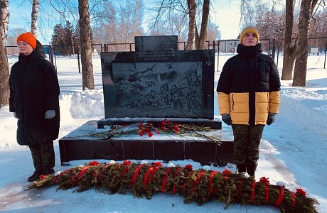В поселке Колышлей в Аллее Героев 15 февраля состоялось возложение цветов к памятнику "Землякам, погибшим в Афганистане"
