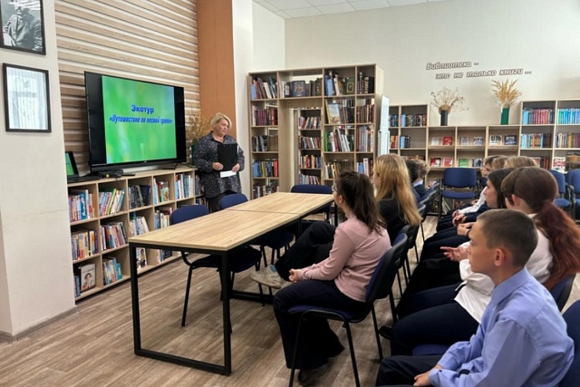 Ко Дню работников леса Колышлейская модельная библиотека провела для подростков экотур «Путешествие по лесной тропе». 