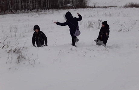 2 января  ученики 4 класса МОУ СОШ п. Родниковский стали участниками экскурсии в  лес «Зимнее приключение».  