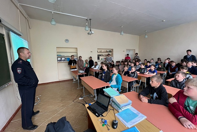 Сотрудники отделения ГИБДД продолжают проведение профилактических мероприятий в образовательных учреждениях Колышлейского района и р.п. Колышлей Сотрудники отделения ГИБДД продолжают проведение профилактических мероприятий в образовательных учреждениях Колышлейского района и р.п. Колышлей