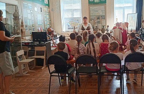 3 июля в дни летних каникул 2 отряд пришкольного лагеря " Малышок" МОУ СОШ №1 п.Колышлей посетил краеведческий музей.