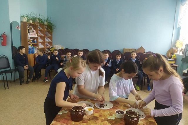 Познавательно-игровая программа "Каша-матушка наша" прошла в районном доме культуры 9 апреля