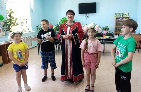 6 июля в детском секторе РДК прошла конкурсно - игровая программа «Волшебный цветок» для детей, посещающих  Д.О.Л. «Малышок» МОУ СОШ №1 р.п.Колышлей