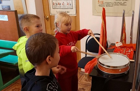 28 октября в дни осенних каникул краеведческий музей посетил ДОЛ " Солнышко " ООШ с. Катковка.