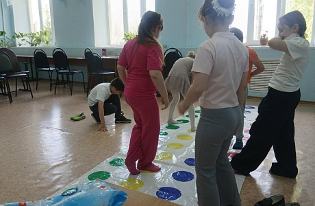 В детском секторе РДК 8 мая прошла веселая игротека, посвященная игре в "Твистер"! Эта 