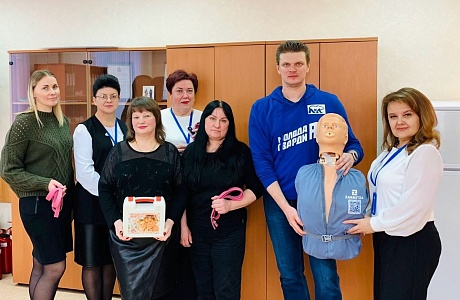 Молодогвардейцы продолжают обучение населения навыкам оказания первой помощи