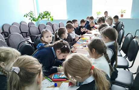 В детском секторе районного Дома культуры 18 декабря прошёл мастер-класс "Новогоднее чудо своими руками"