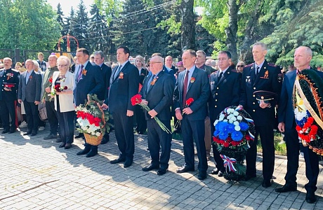 В день 80-летия Победы в Великой Отечественной войне 1941-1945 гг. в р.п.Колышлей возложили цветы и венки к мемориалу погибшим в годы войны колышлейцам. В день 80-летия Победы в Великой Отечественной войне 1941-1945 гг. в р.п.Колышлей возложили цветы и венки к мемориалу погибшим в годы войны колышлейцам.