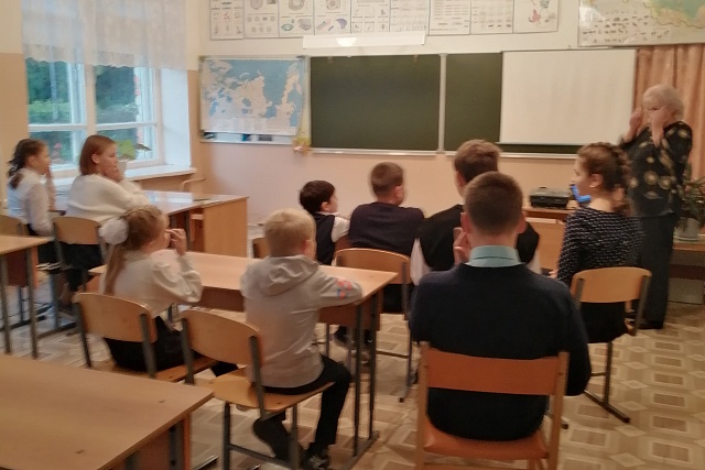 В образовательных учреждениях района продолжается работа по изучению  и соблюдению правил  дорожного движения