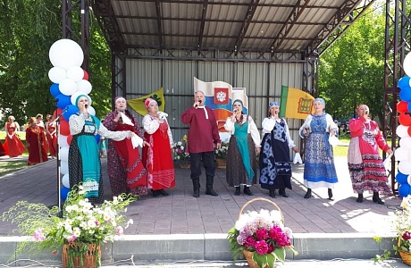 На центральной площади посёлка Колышлей 12 июня прошло торжественное мероприятие «Нет родины краше России», посвящённое празднованию Дня России На центральной площади посёлка Колышлей 12 июня прошло торжественное мероприятие «Нет родины краше России», посвящённое празднованию Дня России