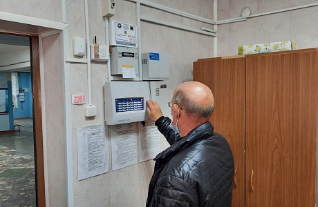 16 мая 2022 года согласно графика пожарно-тактических учений на базе МОУ СОШ № 2 п. Колышлей были проведены пожарно-тактические учения 