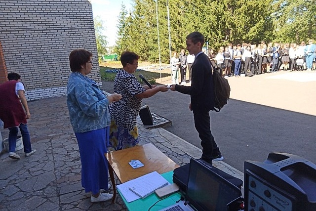 В МОУ СОШ № 2 первого сентября 2022 года состоялось торжественное вручение знаков отличия ВФСК ГТО