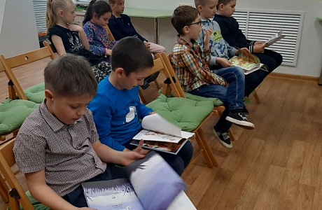 В районной библиотеке в рамках Недели доброты для членов клуба «Читай-ка» 23 апреля проведен обзор «Самые добрые книги»
