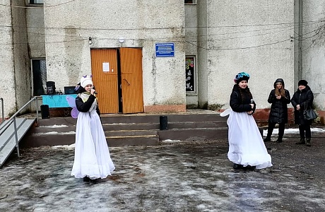 На Центральной площади р. п. Колышлей юные артисты школы разыграли добрую новогоднюю сказку "Так чей же год - Кролика или Кота?"