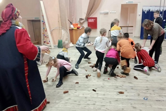 3 января в районном Доме культуры прошла игровая программа "Зимние забавы", участниками которой стали воспитанники Воскресной школы. 3 января в районном Доме культуры прошла игровая программа "Зимние забавы", участниками которой стали воспитанники Воскресной школы.