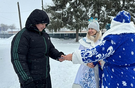 На центральной площади Колышлея 3 января 2026 года Дед Мороз и Снегурочка поздравили жителей нашего поселка с Новым годом 