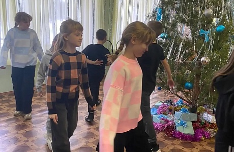 В МОУ СОШ 2 р. п. Колышлей 5 января 2026 года  прошло мероприятие "Рождество у новогодней ёлки"