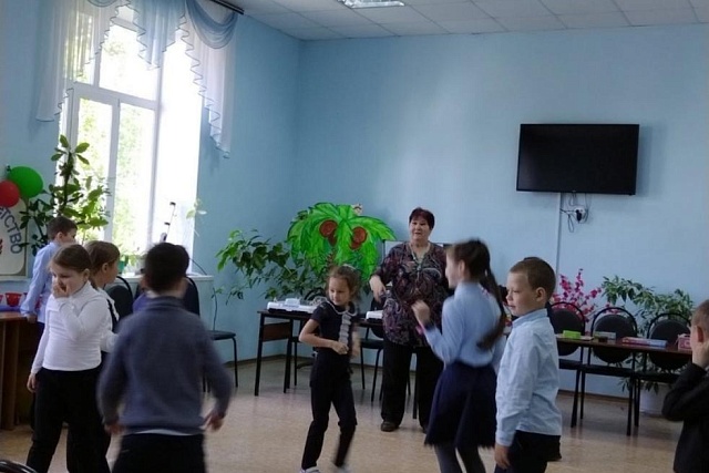 В Детском секторе РДК 11 и 12 Мая прошла игровая - познавательная программа "Игры нашего двора "