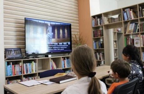 В модельной библиотеке 4 мая 2023 года с учащимися младших классов  школы № 1 был проведен мультимедийный урок «Автографы победы»