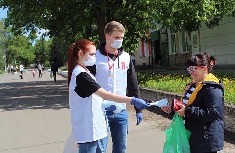 В Колышлейском районе по инициативе  Губернатора Пензенской области Ивана Белозерцева активисты молодежных  организаций организовали раздачу бесплатных медицинских масок и памяток жителям
