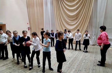 На сцене РДК 9 февраля 2023 года прошла спортивная эстафета "Делай с нами, делай, как мы, делай лучше нас"