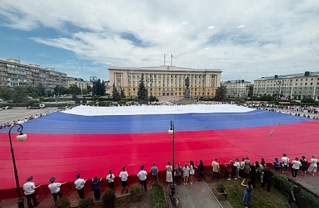 В Пензе молодогвардейцы растянули российский триколор площадью 3750 квадратных метров