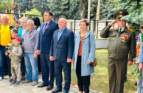 В поселке Колышлей 22 июня у мемориала состоялось тематическое мероприятие возложение цветов, посвященное Дню памяти и скорби