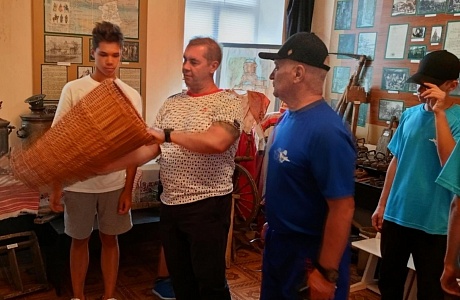 27 июля краеведческий музей р.п. Колышлей посетили десантники-ветераны боевых действий со своими сыновьями из г.Заречный.