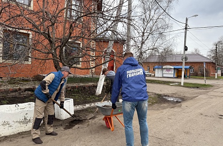Молодогвардейцы приняли участие в благоустройстве поселка